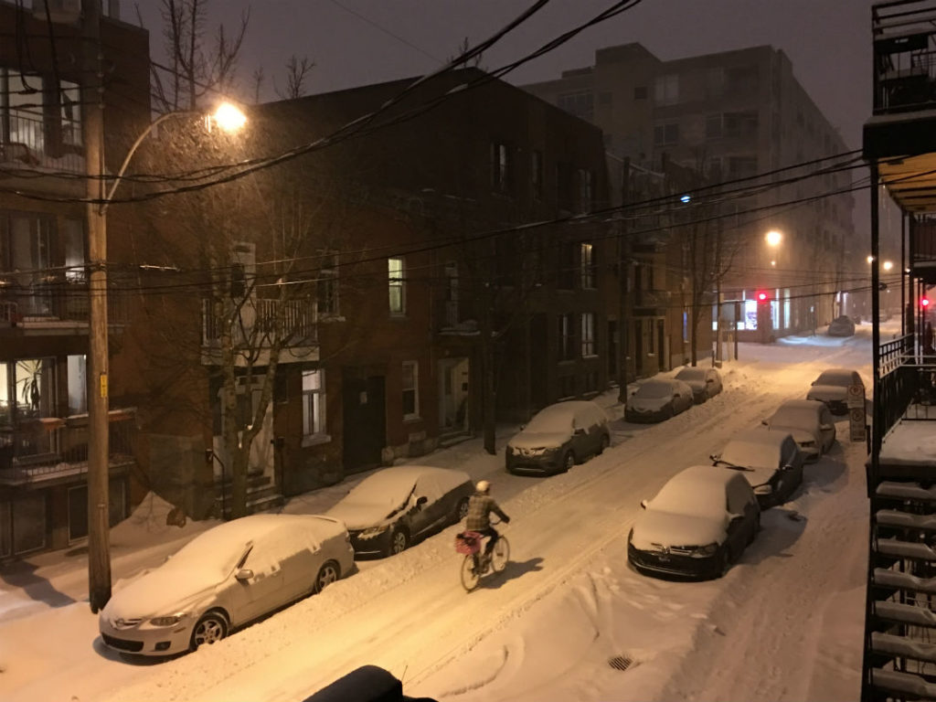 winter-storm-plateai-montreal-cyclist